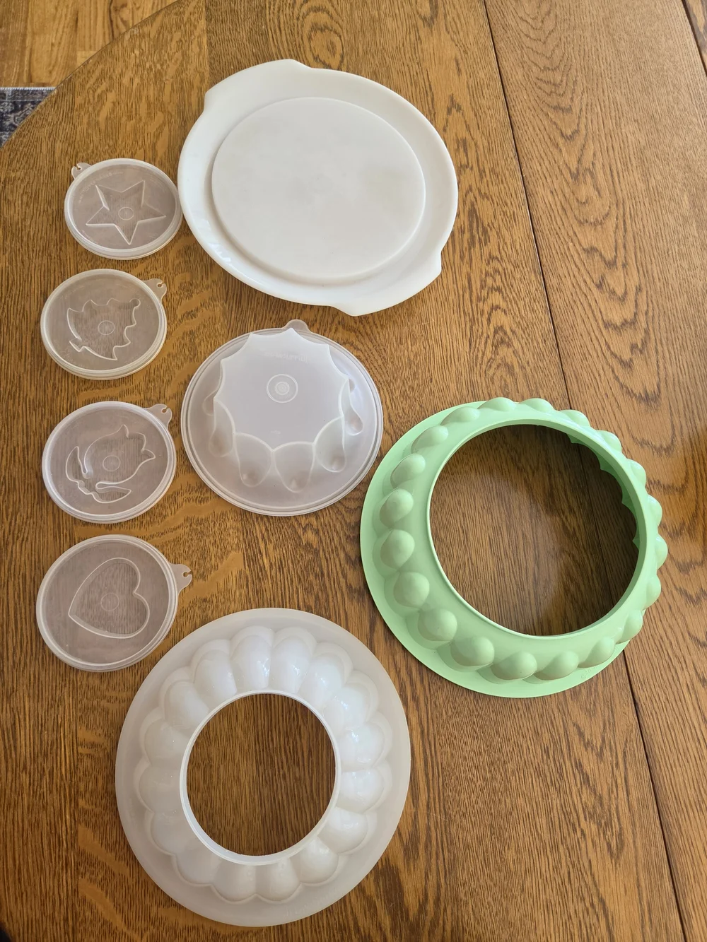 Vtg Tupperware Green and White Jello Mold Set with Decorative Imprint Lids